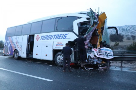 Otoyol'da bariyerleri aşan otomobil, şarampole uçtu: 4 yaralı