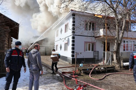ÖMERLER KÖYÜNDE KORKUTAN YANGIN