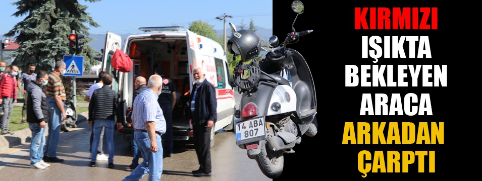 Kırmızı ışıkta bekleyen araca çarpan motosiklet sürücüsü yaralandı