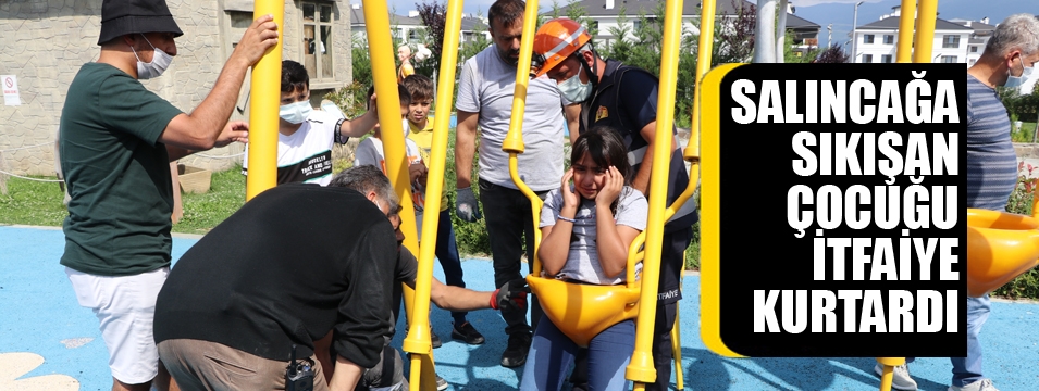 Parktaki salıncağa sıkışan Katarlı çocuğu itfaiye kurtardı
