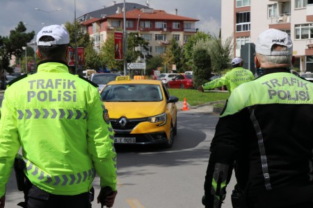 Bolu'da genç kızla papağanın inanılmaz dostluğu