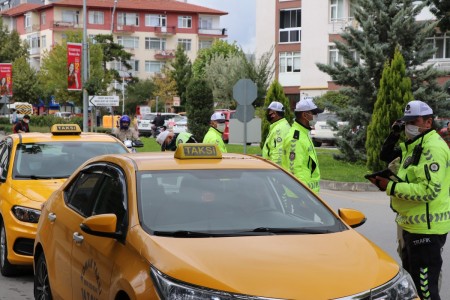 Bolu'da genç kızla papağanın inanılmaz dostluğu