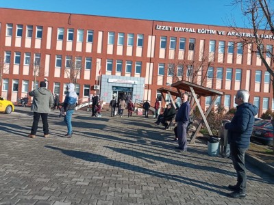 Otoyol'da bariyerleri aşan otomobil, şarampole uçtu: 4 yaralı