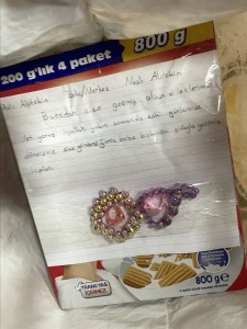 Bolu'da iki kız kardeş harçlıklarıyla aldıkları bebe bisküvisini deprem bölgesine gönderdi