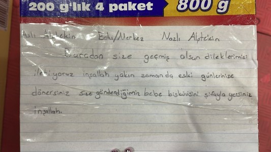Bolu'da iki kız kardeş harçlıklarıyla aldıkları bebe bisküvisini deprem bölgesine gönderdi