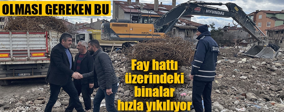  Gerede'de fay hattı üzerinde olduğu belirlenen yapıların yıkım işlemleri sürüyor