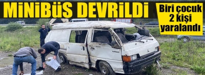 Devrilen minibüsteki 2 kişi yaralandı