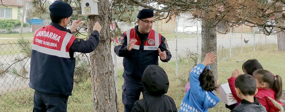 Bolu jandarması hayvan sevgisi aşılıyor