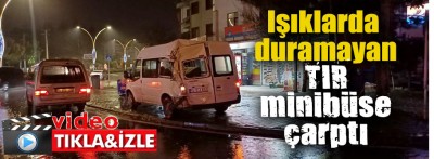 Trafik ışıklarında duramayan tır, minibüse çarptı