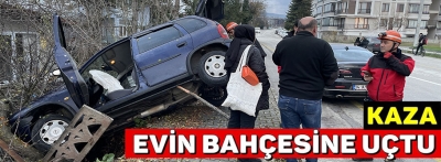 Bolu'da otomobil evin bahçesine devrildi