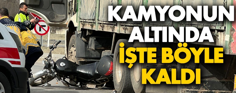 Motosiklet kamyonun altında işte böyle kaldı