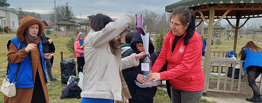 Öğrenciler sahipsiz hayvanlar için yem bıraktılar