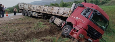 Tır şarampole uçmaktan son anda kurtuldu