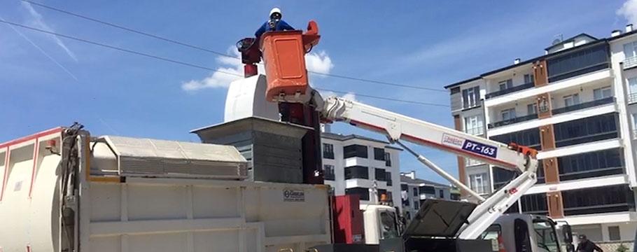 Çöp kamyonu mahalleyi elektriksiz bıraktı