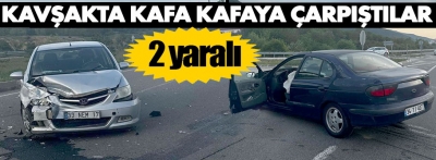 2 otomobil kavşakta kafa kafaya çarpıştılar