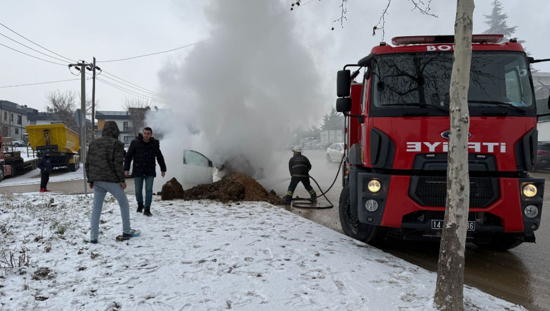 1 kepçe toprakla yanan otomobili söndürdü