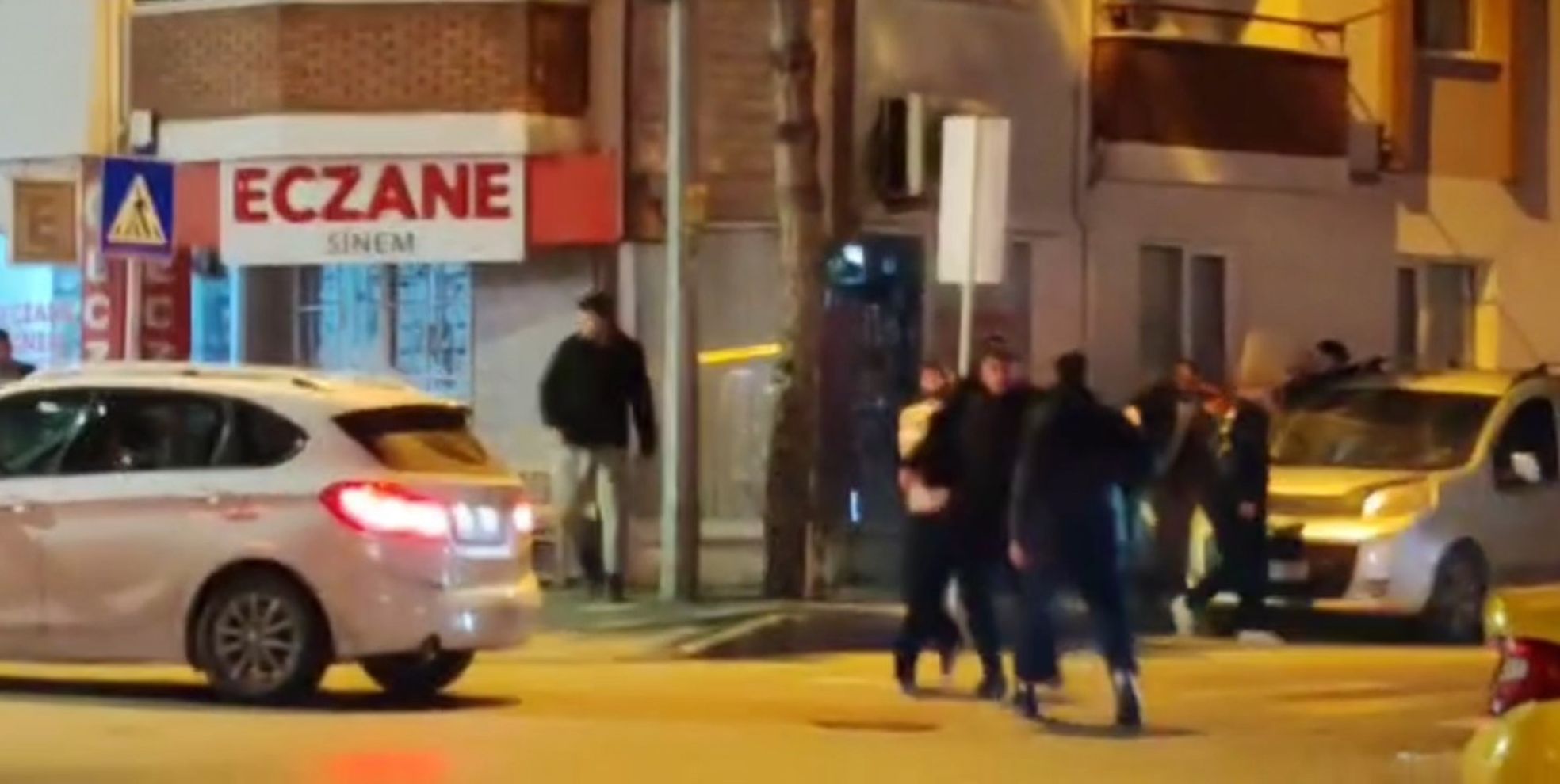 Cadde ortasında silahlı yumruklu kavga