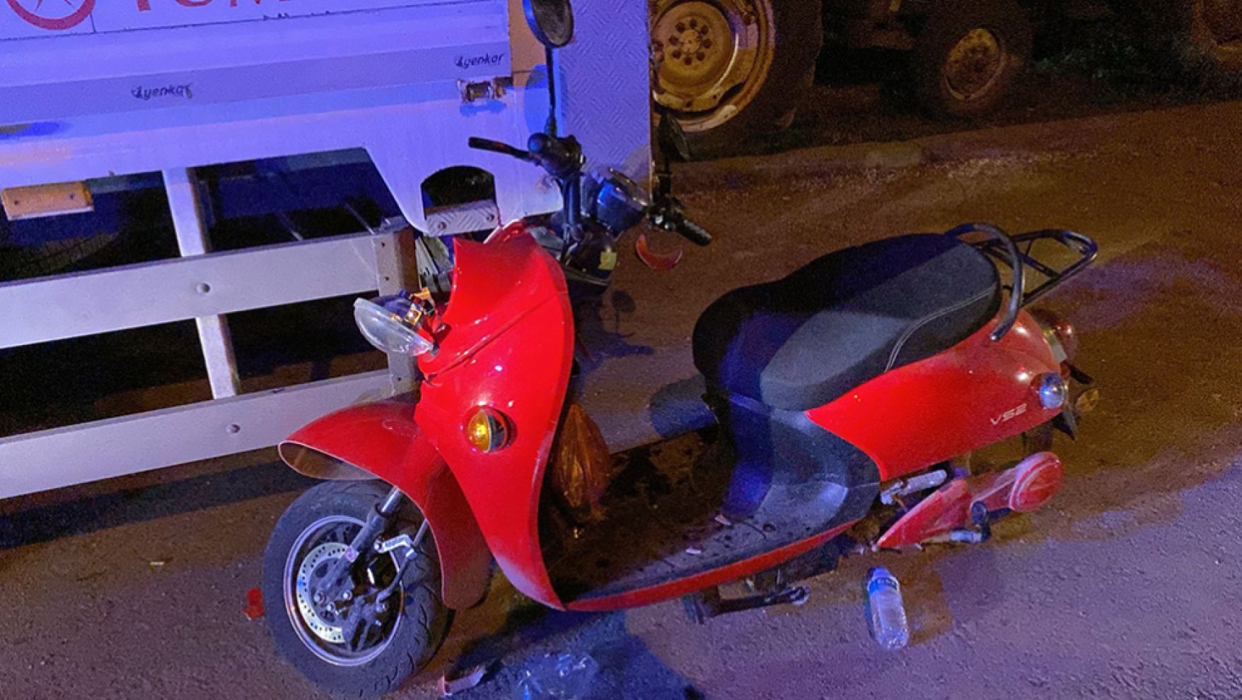Motosiklet park halindeki kamyonete çarptı: 1 yaralı