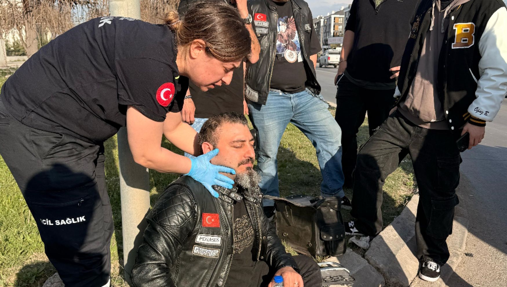 Kırmızı ışıkta geçen cip motosiklete çarptı: 1 yaralı