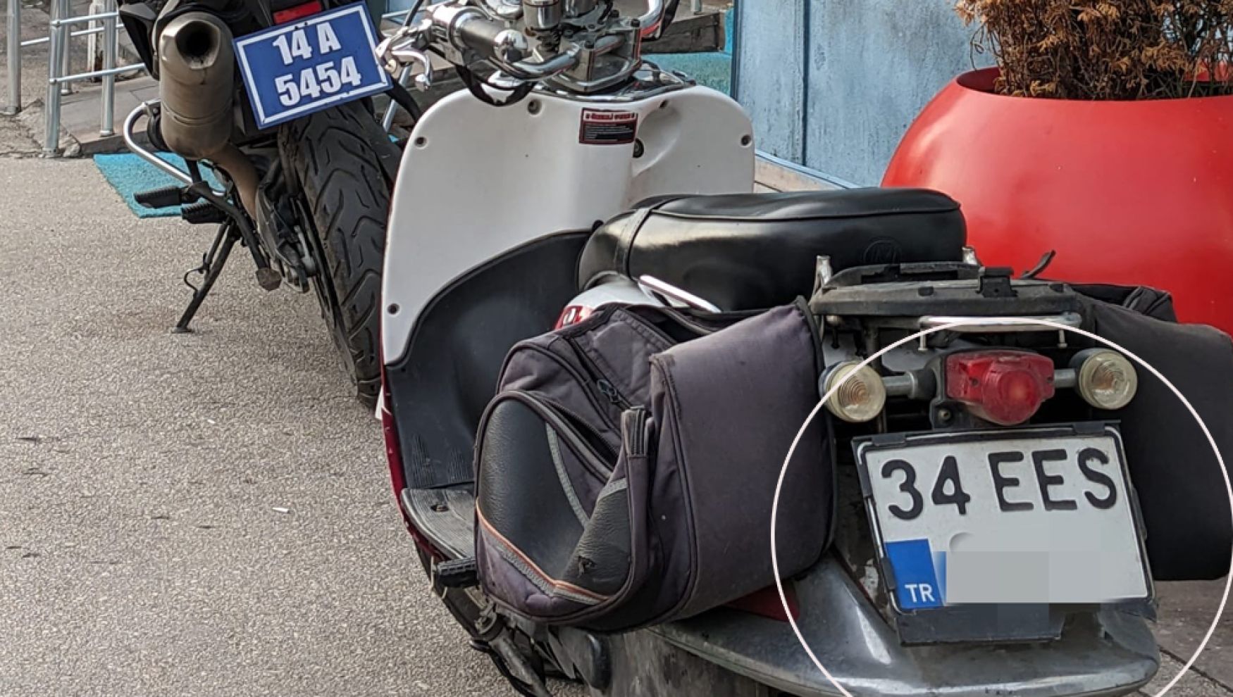Motosiklet plakasını boyayarak değiştiren uyanık sürücü yakalandı