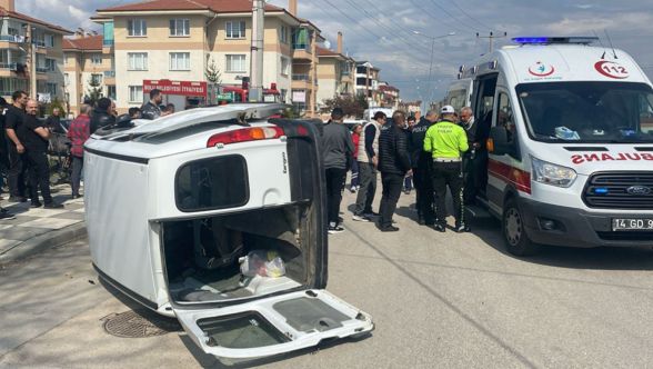 Otomobille çarpışan ticari araç yola devrildi: 3 yaralı