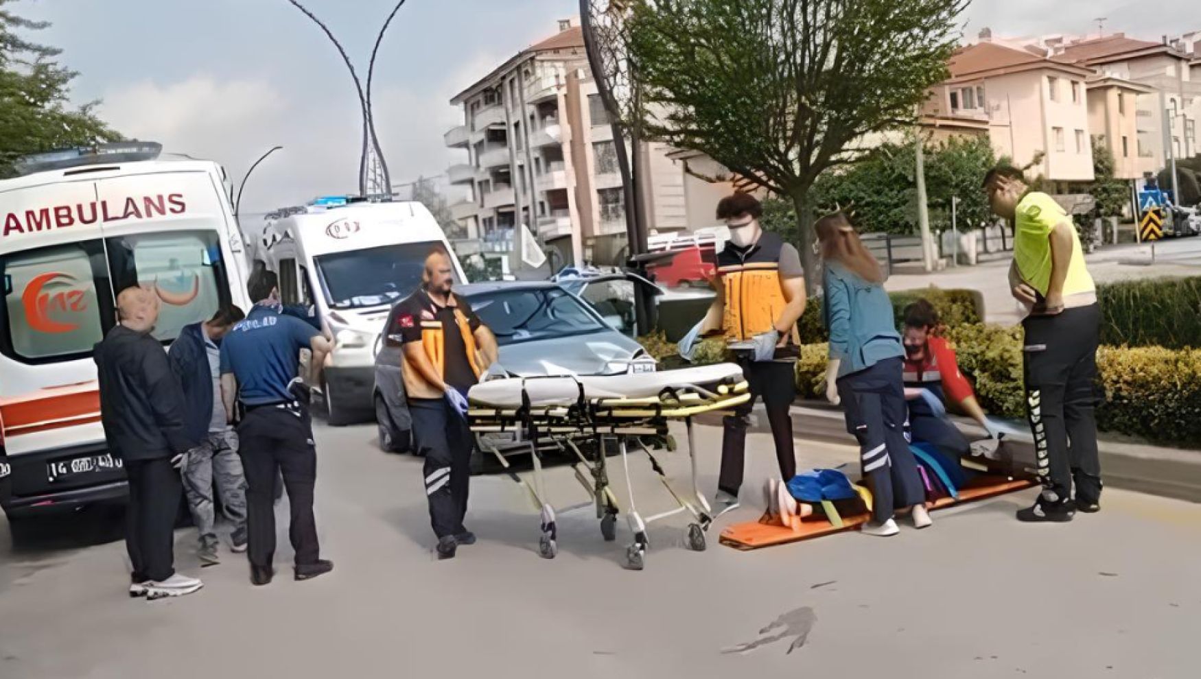 Anne ve kızına otomobil çarptı