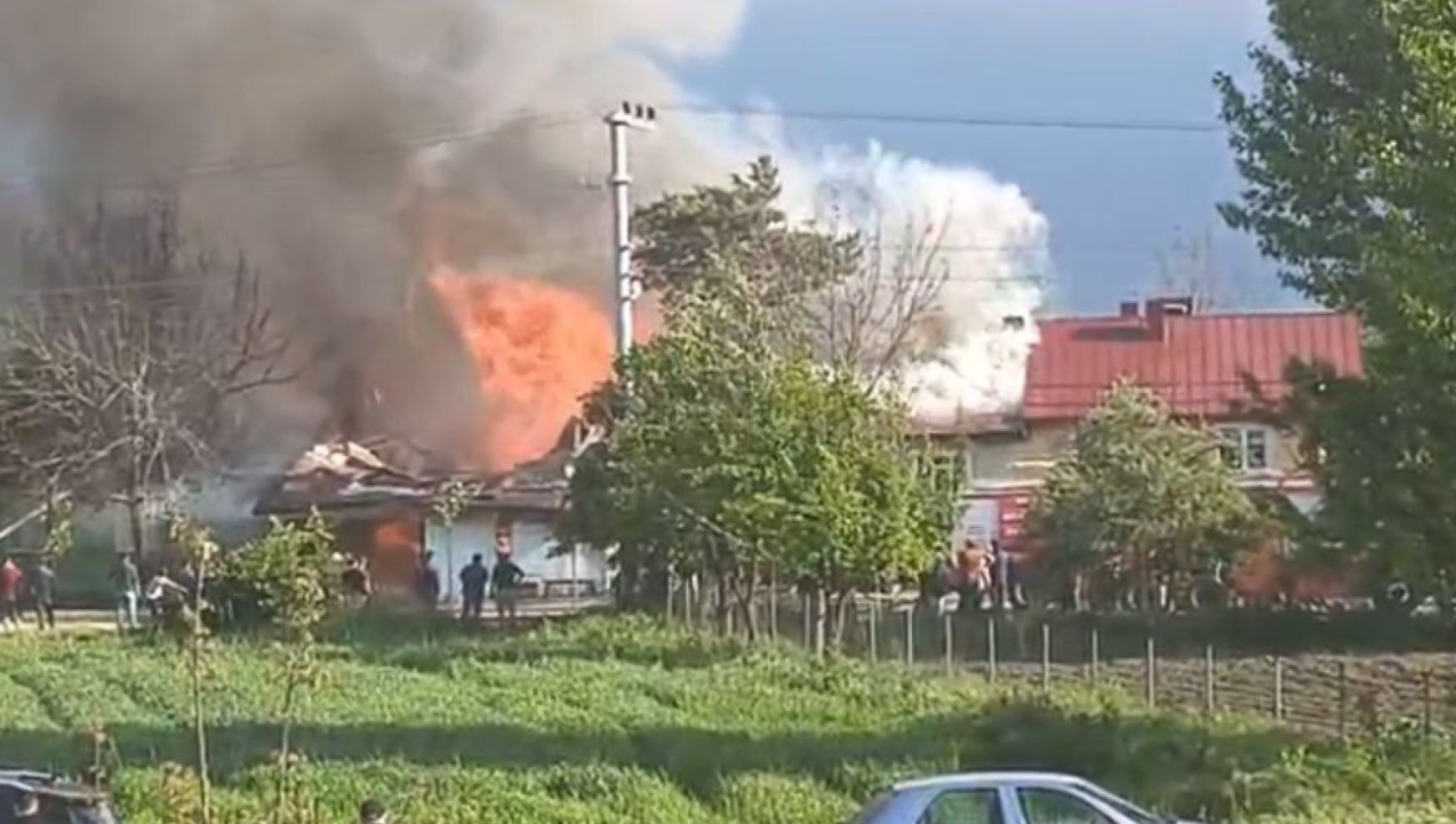 Bolu'da 2 ev 1 depoa alev alev yandı