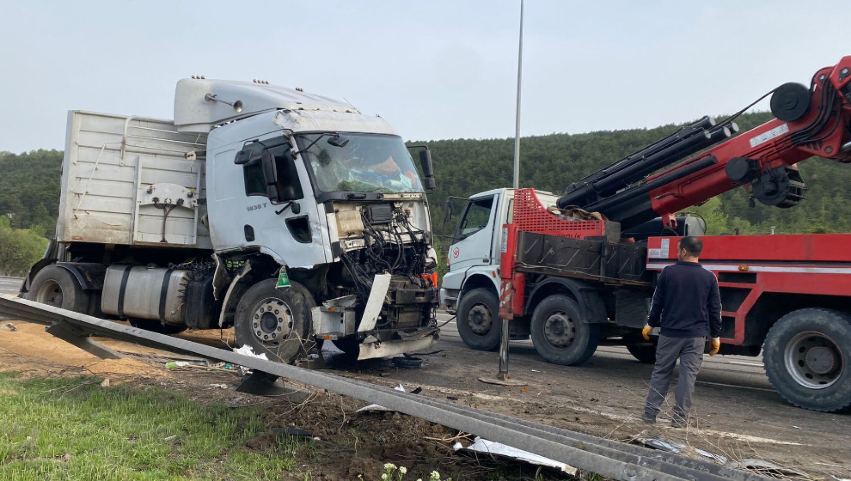 Direksiyon başında uyuyan sürücü tırı devirdi