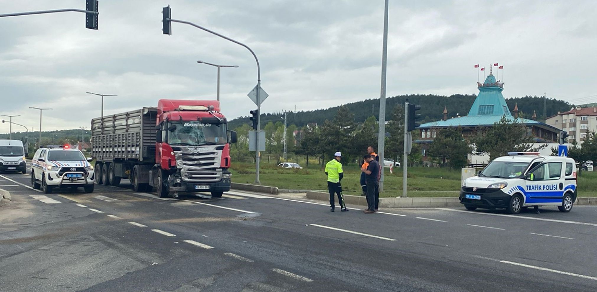 Tır ile kamyonet çarpıştı: 1 yaralı