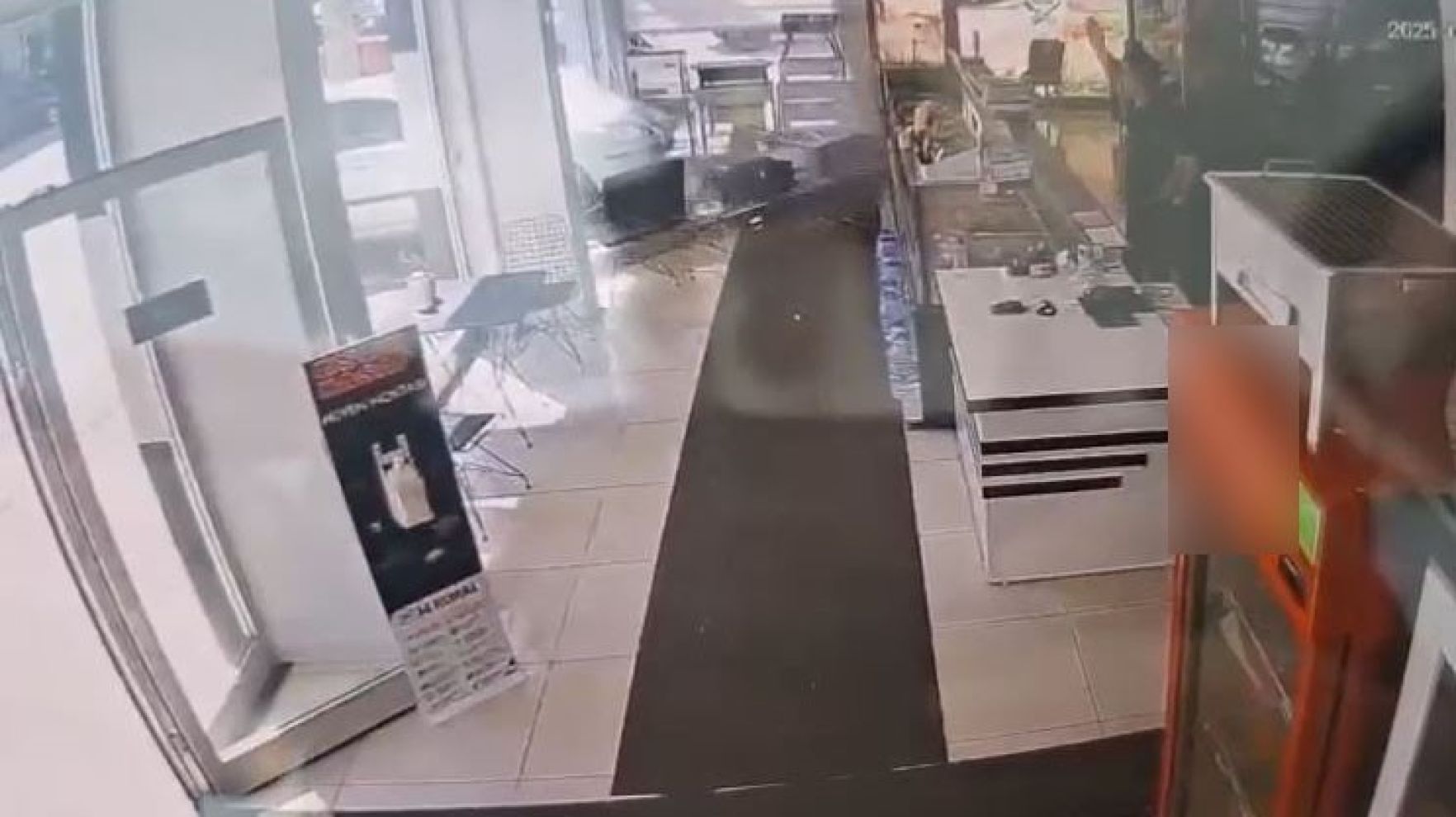 Fren yerine gaza bastı, kasap dükkanına daldı