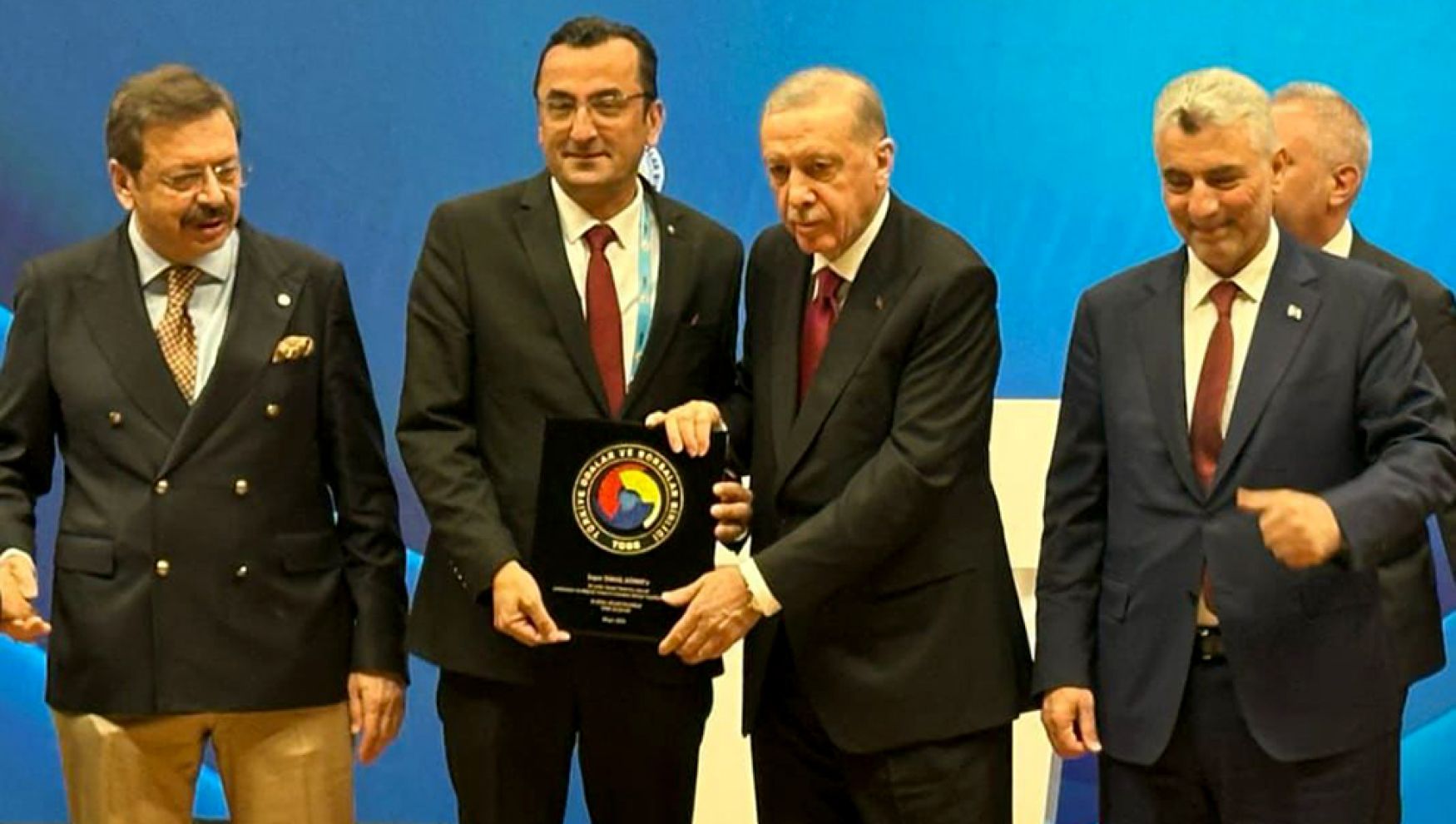 İsmail Gören plaketini Cumhurbaşkanının elinden aldı