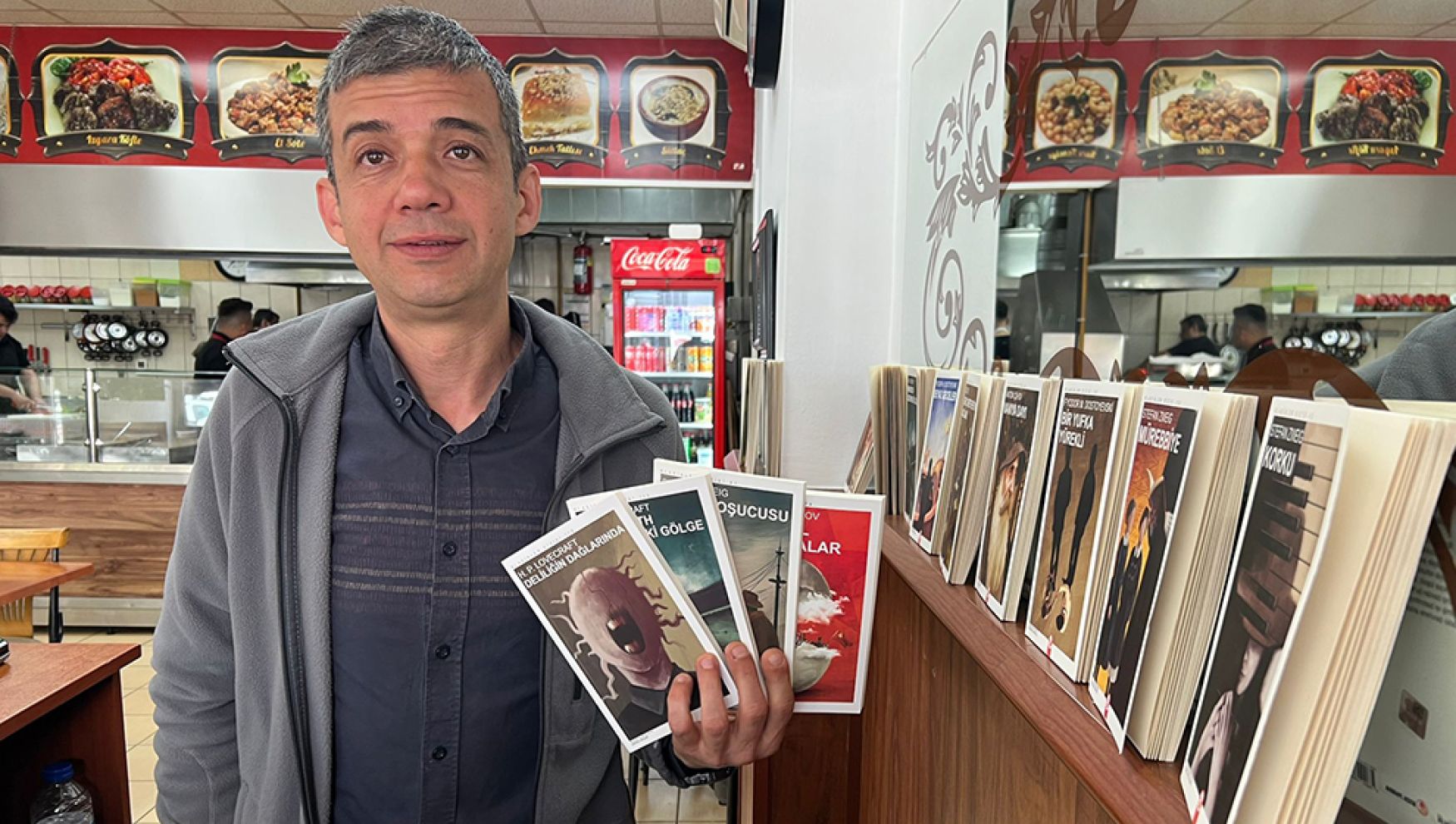 Lokantasında yemek yiyen herkese kitap hediye ediyor