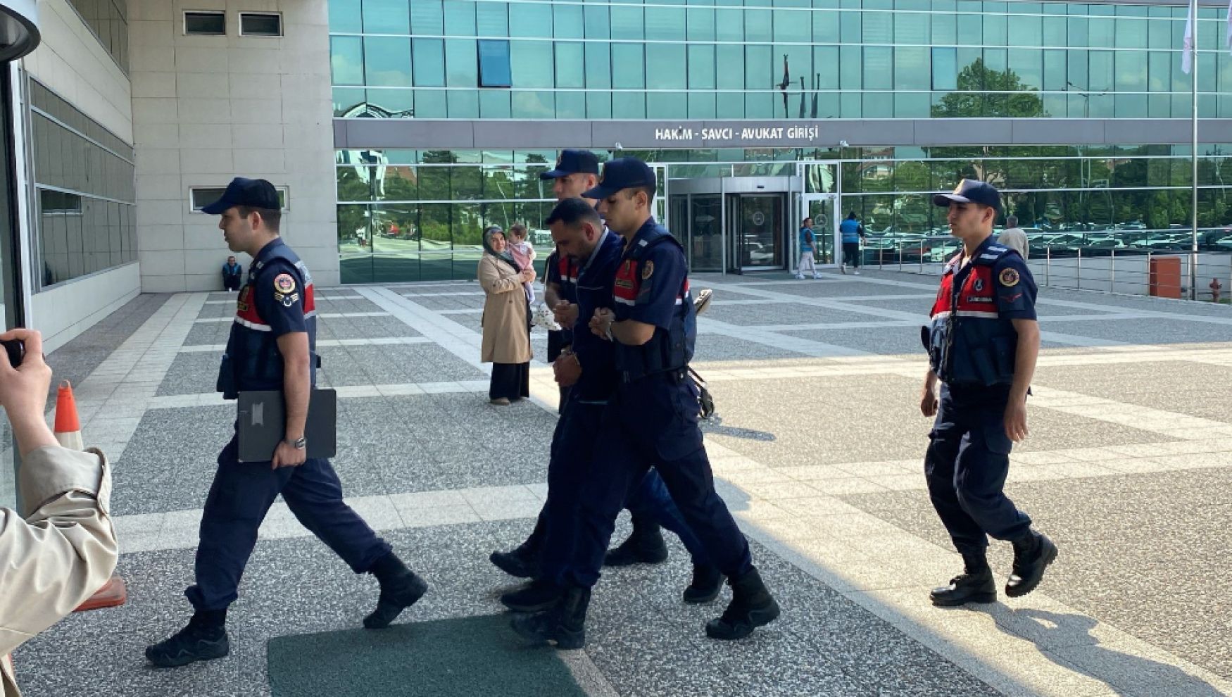 Ormanlık alanda yetiştirdiği kenevirleri sulamaya giderken yakalandı