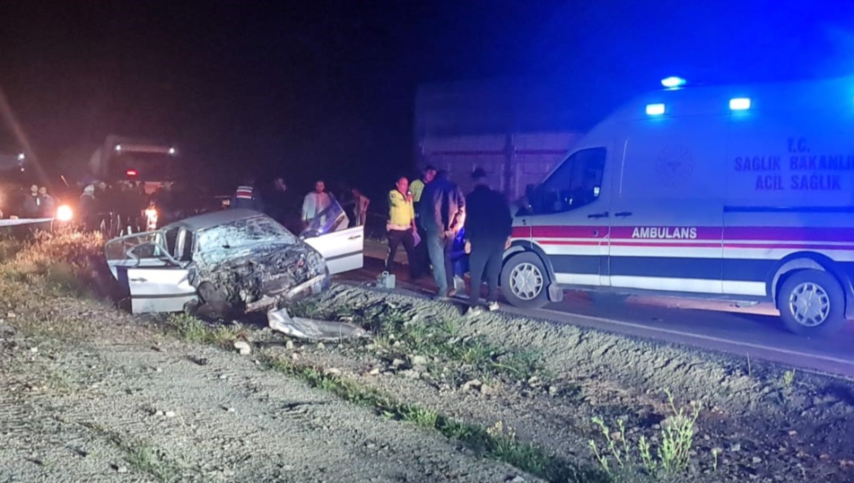 Otomobil ile kamyon kafa kafaya çarpıştı: 1 ölü, 4 yaralı