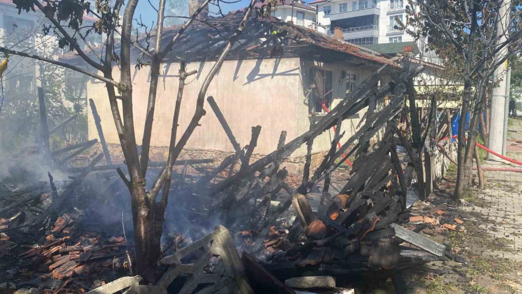 Tek katlı ev küle döndü