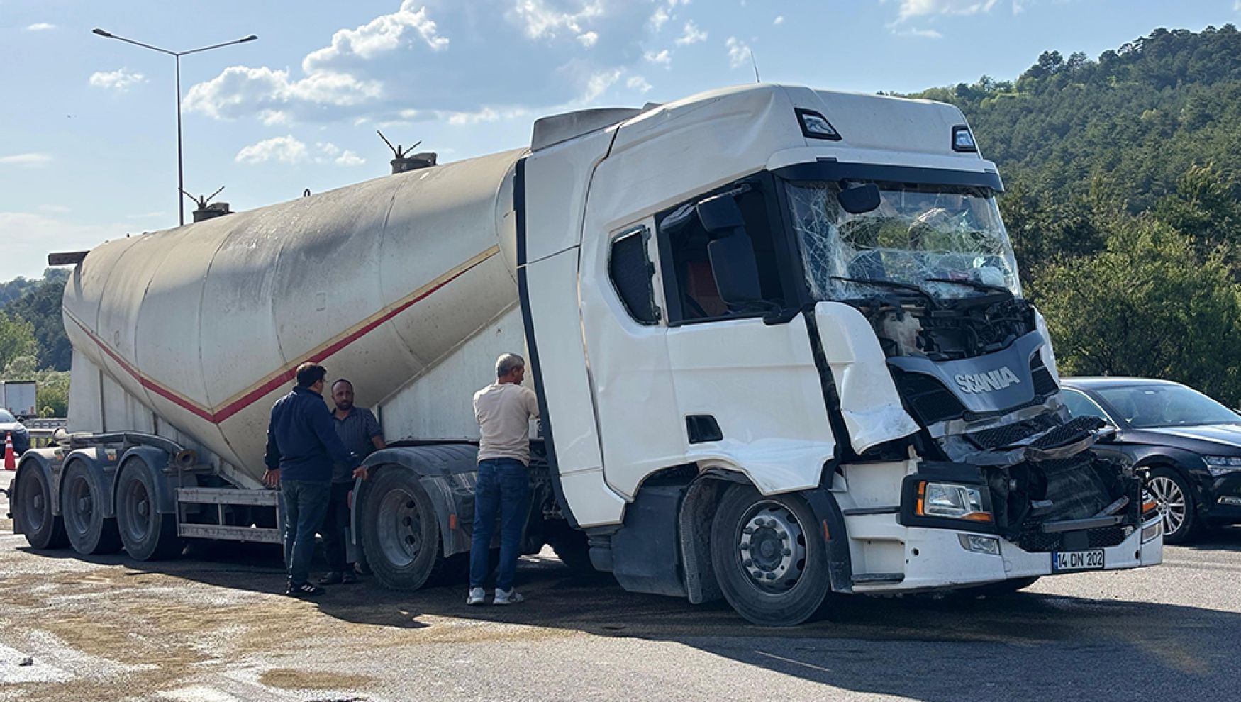 TEM Otoyolu'nda 2 tır çarpıştı: 1 yaralı