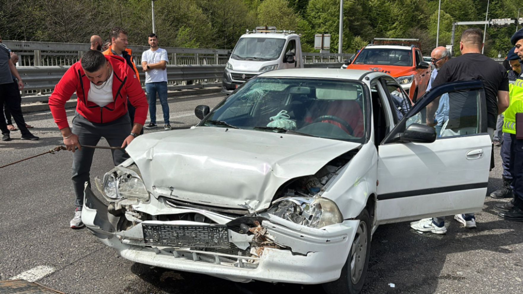 TEM’de otomobille oto kurtarıcı çarpıştı: 3 yaralı