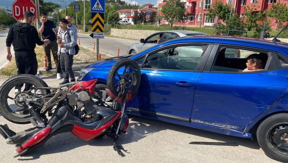Otomobille çarpışan motosiklet sürücüsü yaralandı