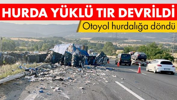 Anadolu Otoyolu'nda hurda yüklü tır devrildi: Yol hurdalığa döndü