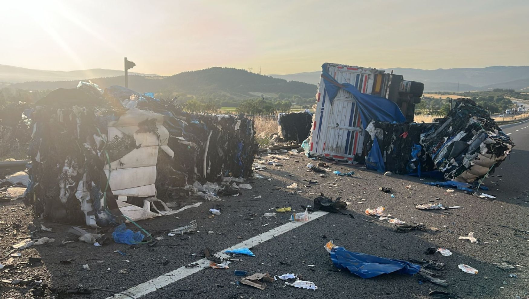 Anadolu Otoyolu'nda hurda yüklü tır devrildi: Yol hurdalığa döndü