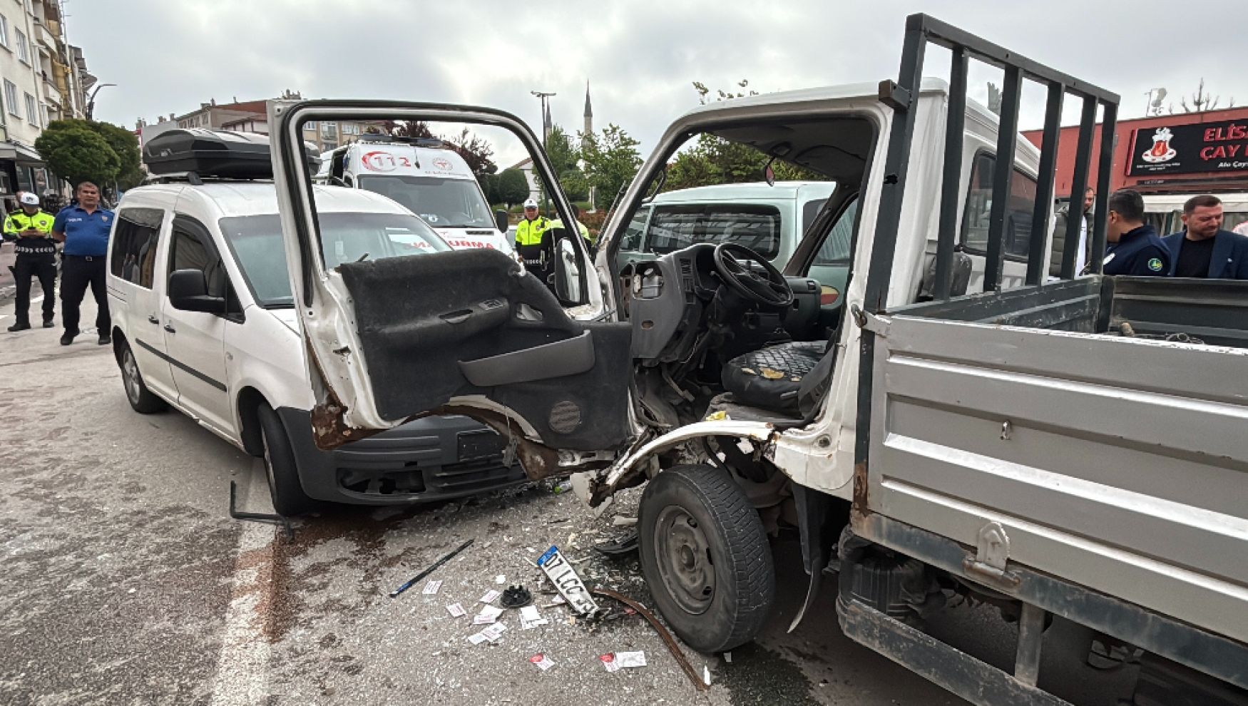 Bolu'da kafa kafaya çarpışan kamyonet ile hafif ticari araçtaki 3 kişi yaralandı