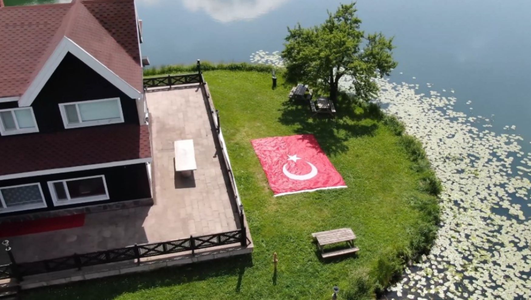 Jandarma gölün içinde Türk bayrağı açtı