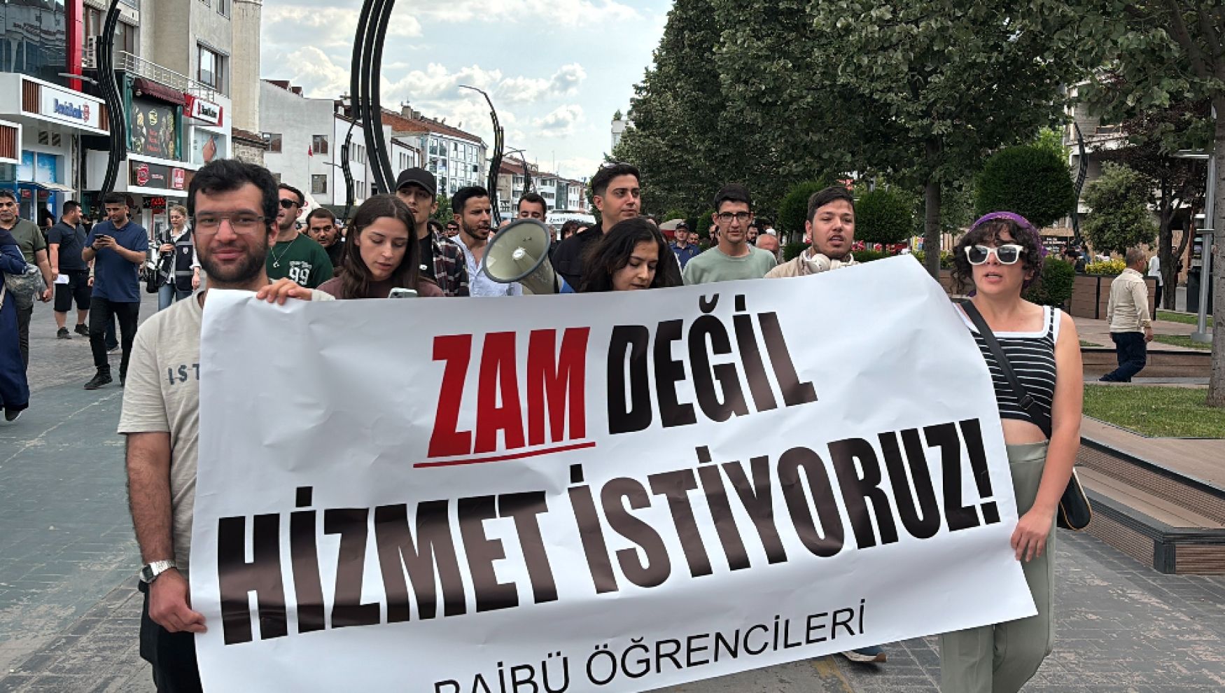 Otobüs fiyatları yüzde 33 zamlandı, öğrencilerden tepki yürüyüşü