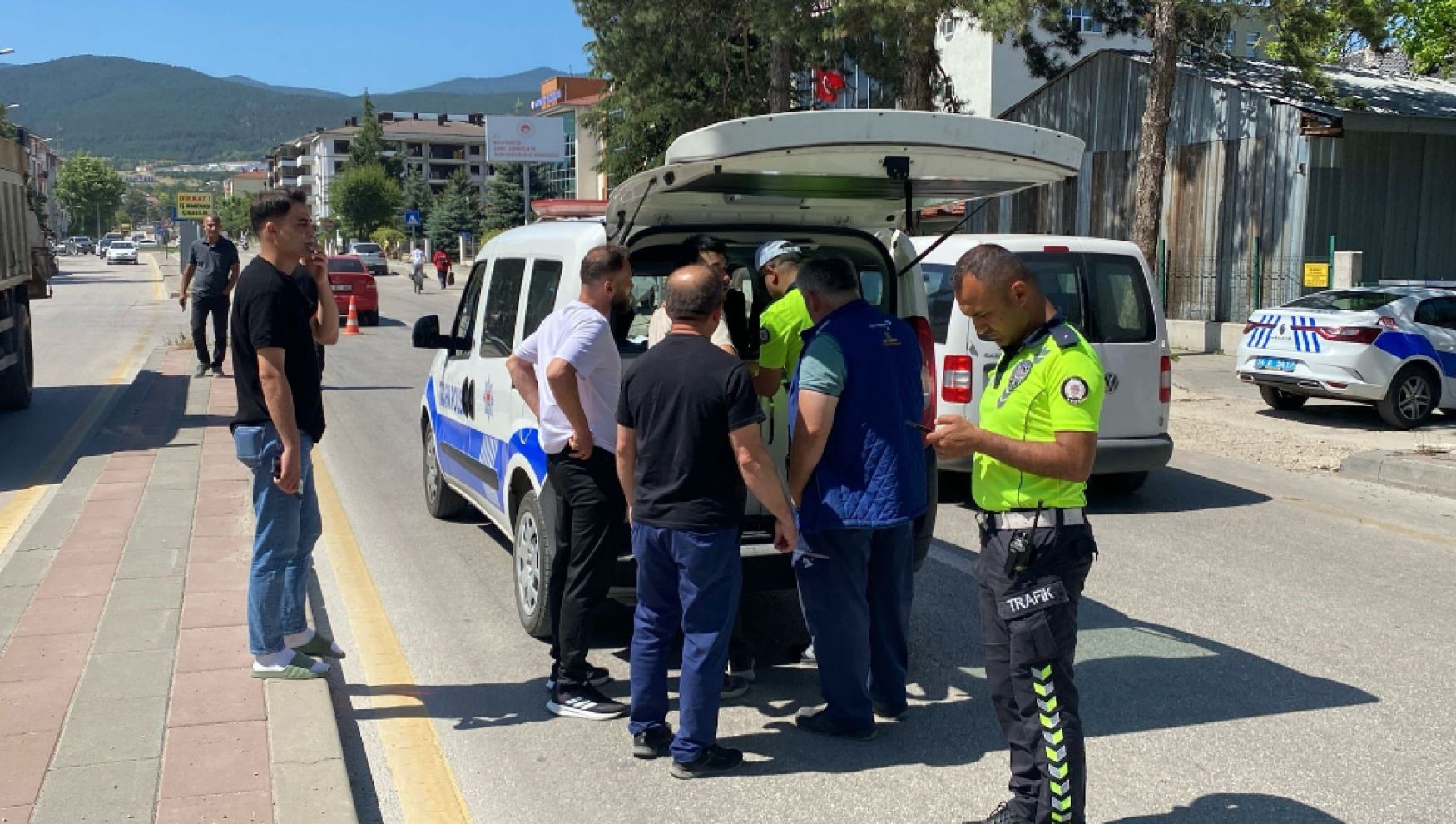 Yola aniden çıkan 7 yaşındaki çocuğa otomobil çarptı: O anlar, güvenlik kamerasına yansıdı