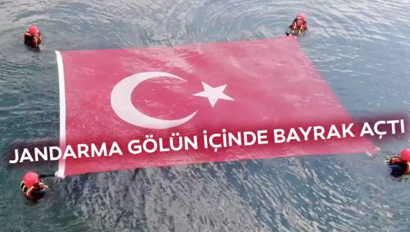 Jandarma gölün içinde Türk bayrağı açtı