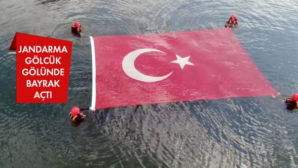 Jandarma gölün içinde Türk bayrağı açtı