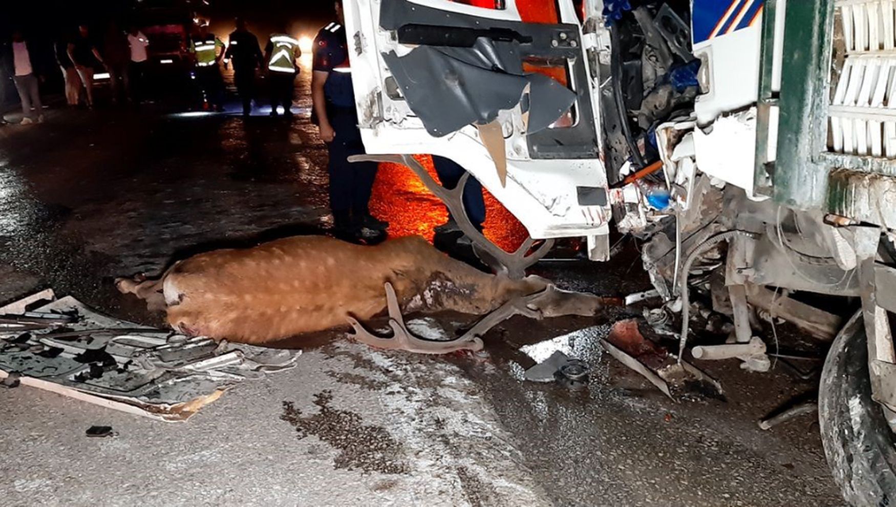 Feci kazada araçlar hurdaya döndü: 1 ölü, 1 yaralı