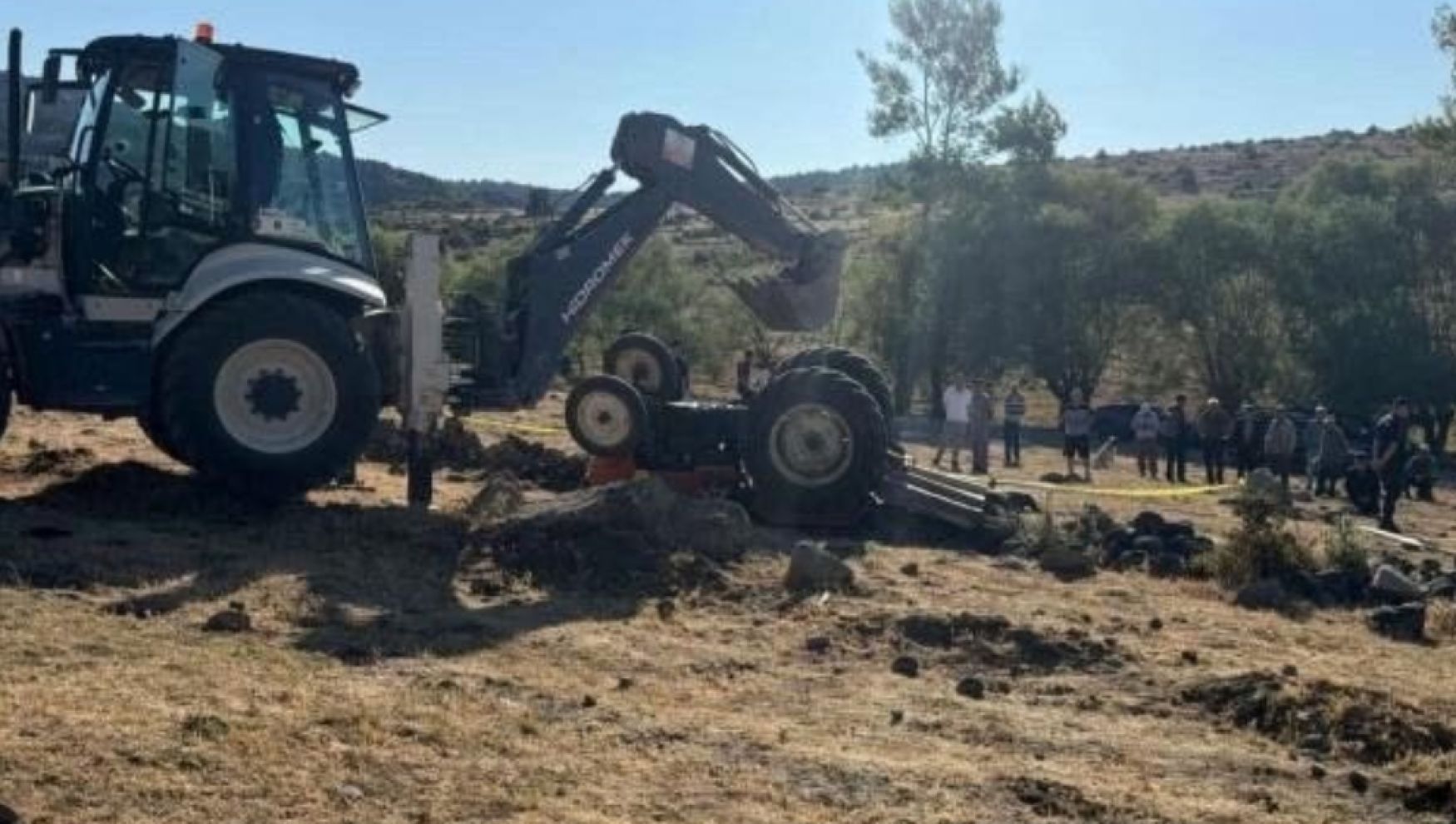 Tarlada devrilen traktörün altında kalan çift hayatını kaybetti