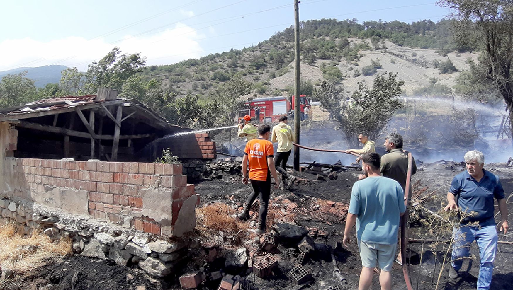 Tarlası yanan kadın baygınlık geçirdi