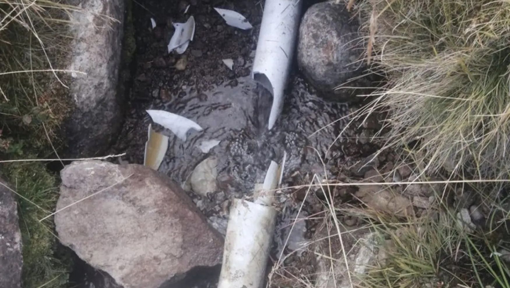 Bolu'da ilçenin su ihtiyacını karşılayan hattı parçaladılar